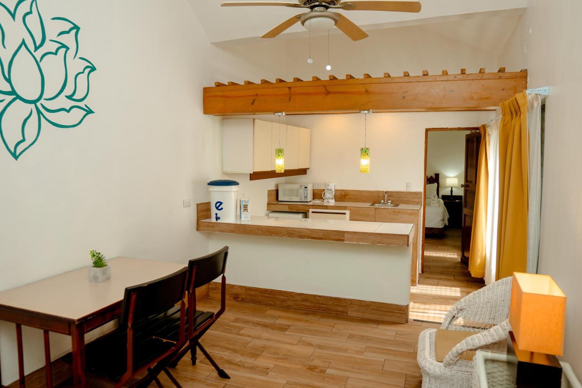 Hotel Casona De La Isla Флорес Екстериор снимка