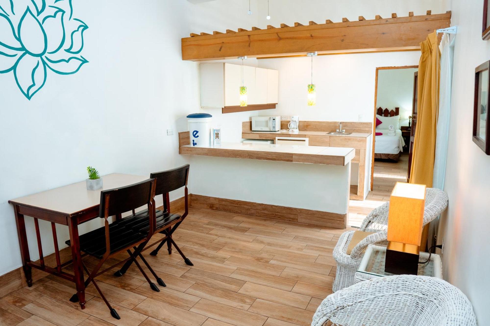 Hotel Casona De La Isla Флорес Екстериор снимка