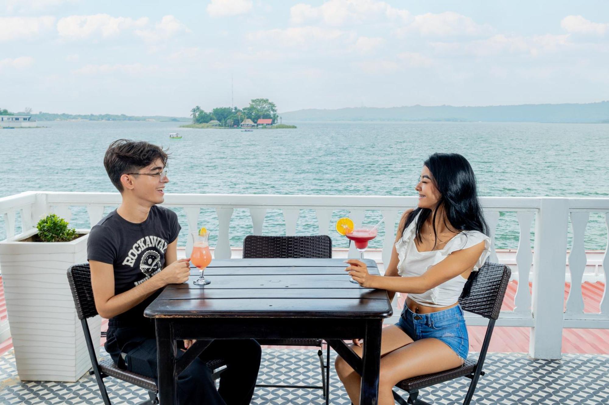 Hotel Casona De La Isla Флорес Екстериор снимка